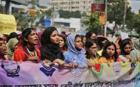 Students from seven DU-affiliated colleges gathered at Nilkhet, calling for the establishment of a separate university