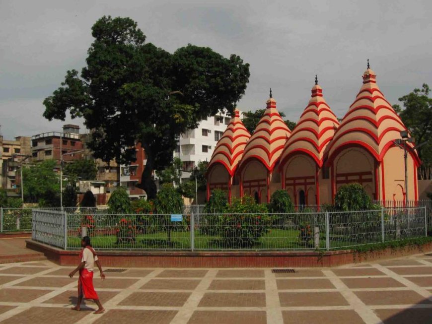 Yunus pays a visit to Dhakeshwari Temple