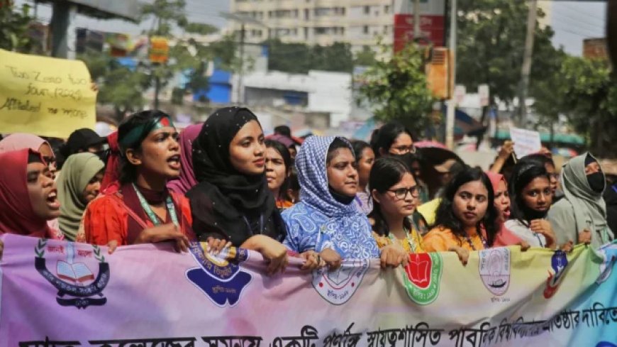 Students from seven DU-affiliated colleges gathered at Nilkhet, calling for the establishment of a separate university