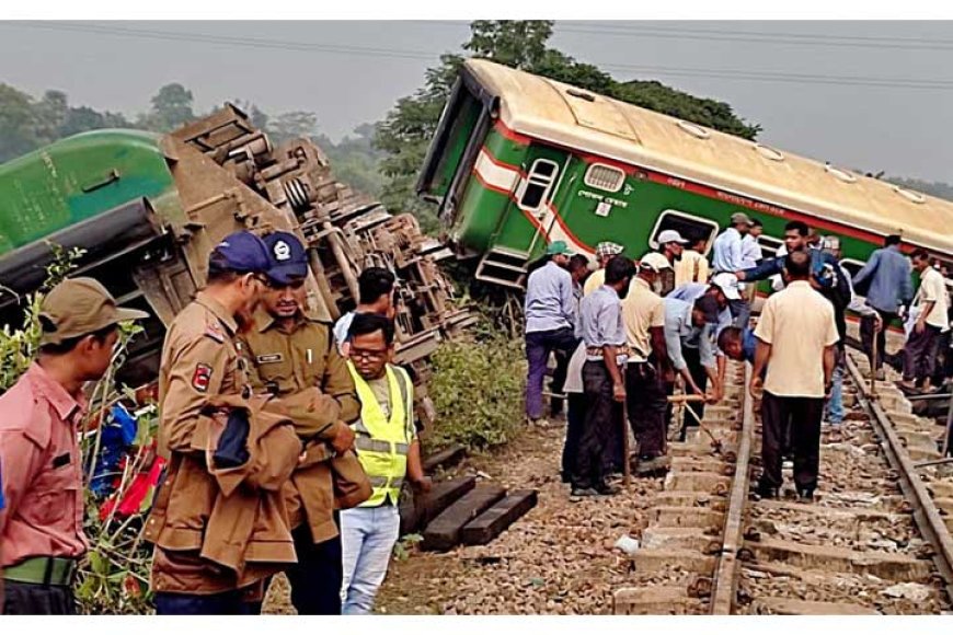 The Panchagarh Express derailed in Khilgaon around midnight