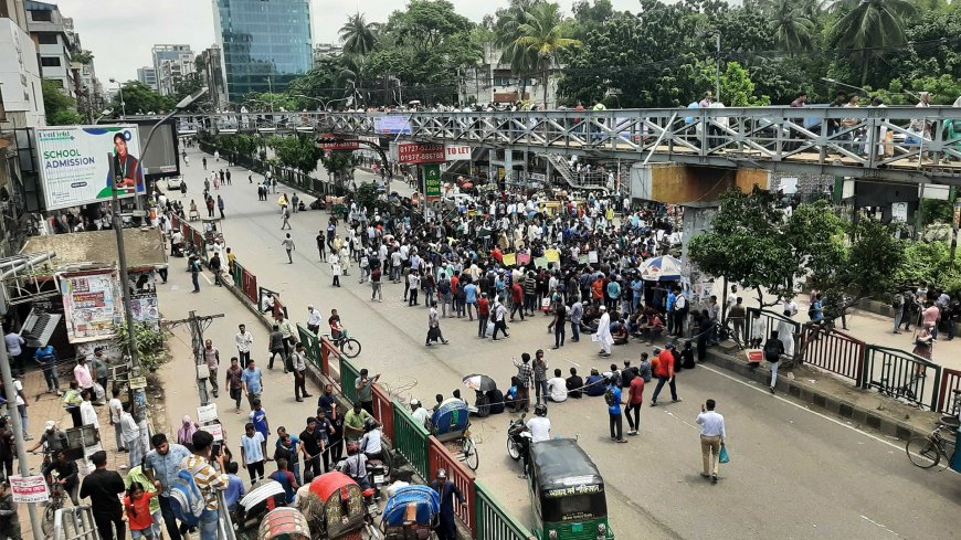 Student road blockades create significant traffic jams throughout Dhaka