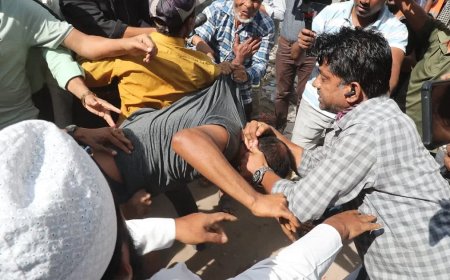 People assaulted in front of Awami League office