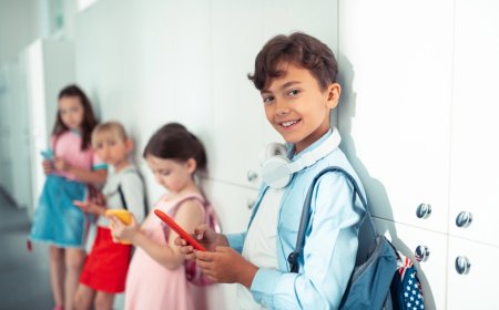 Australia takes steps toward banning social media for children