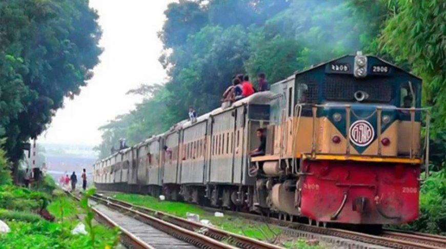Workers block Tejgaon railway, disrupting train services