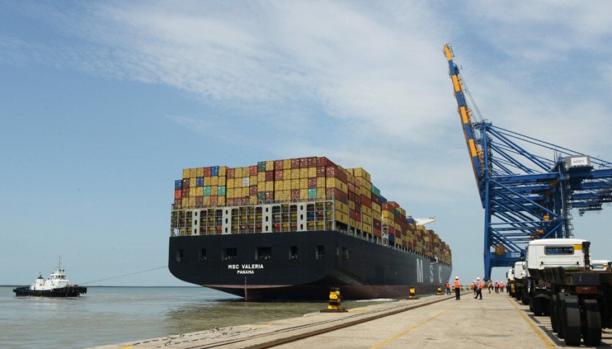 Cargo ship carrying Pakistani goods arrives at Chittagong anchorage