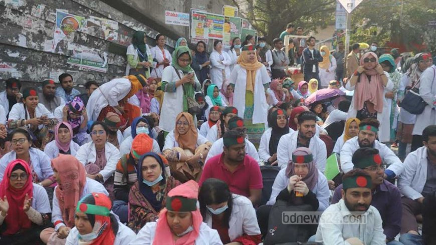 Trainee Doctors Stage Blockade at Shahbagh Once Again, Demanding Increased Allowance