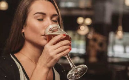 Alcoholic beverages should include cancer warnings on their labels