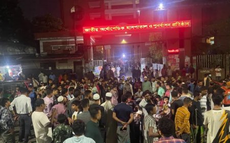 The wounded from the July Uprising march toward the chief adviser's residence
