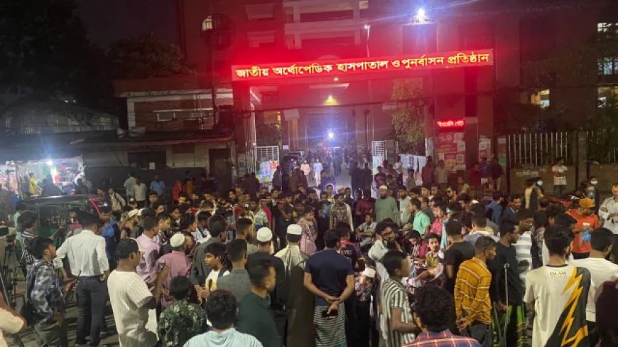 The wounded from the July Uprising march toward the chief adviser's residence