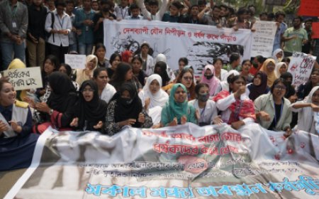 Students from 30 colleges protest against violence against women at Shahbagh
