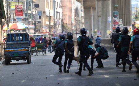 Protesting workers advance towards the Secretariat; police resort to lathicharge and teargas shelling