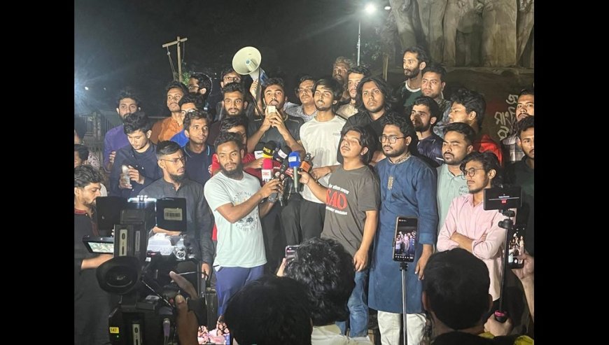 DU students stage midnight protest calling for a ban on Awami League