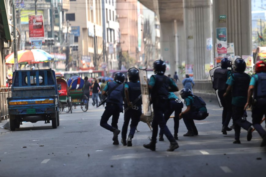 Protesting workers advance towards the Secretariat; police resort to lathicharge and teargas shelling