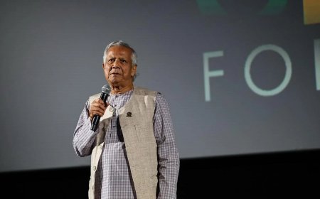 Dr. Yunus encourages young people to develop themselves as "three-zero" individuals