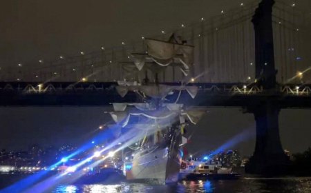 Mexican Navy Training Ship Collides with Brooklyn Bridge in New York