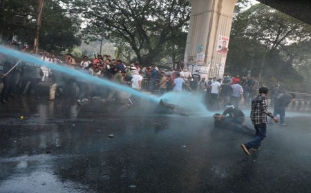 Clashes erupt between 47th BCS examinees and police in Shahbagh