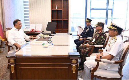 Chiefs of the three armed services pay a courtesy call on the Prime Minister