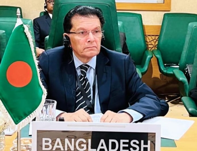 Foreign Minister holds key meetings on OIC sidelines