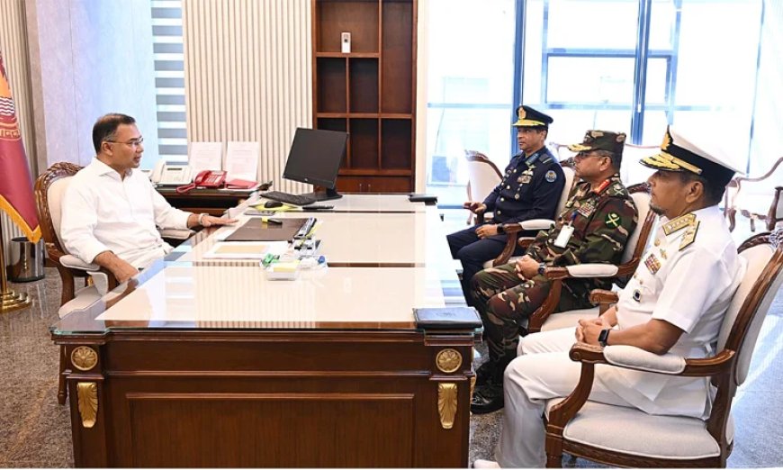 Chiefs of the three armed services pay a courtesy call on the Prime Minister