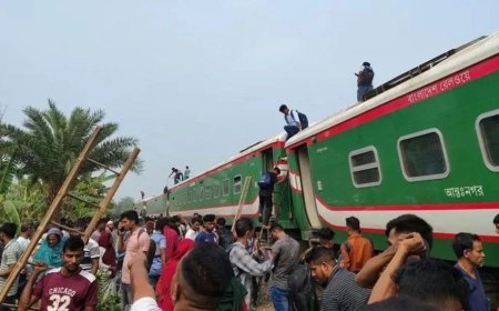 The Nil Sagar Express, carrying thousands of passengers, has derailed in Santahar