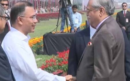 President and Prime Minister attend Independence Day parade