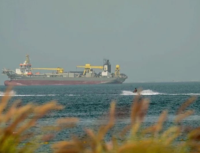 Why have as many as 1,000 ships at times lost their GPS signals in the Middle East?