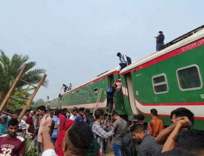 The Nil Sagar Express, carrying thousands of passengers, has derailed in Santahar