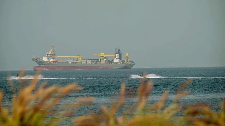 Why have as many as 1,000 ships at times lost their GPS signals in the Middle East?