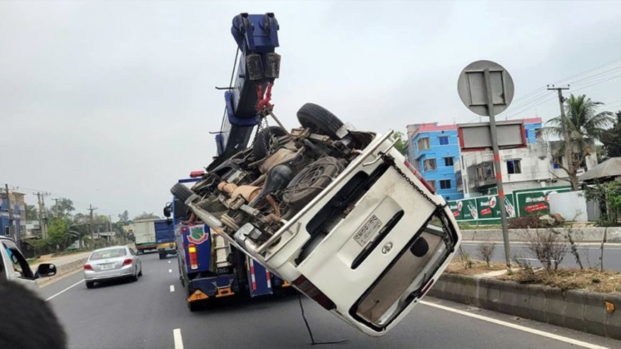 Three killed, nine injured as microbus crashes into road divider in Bogura