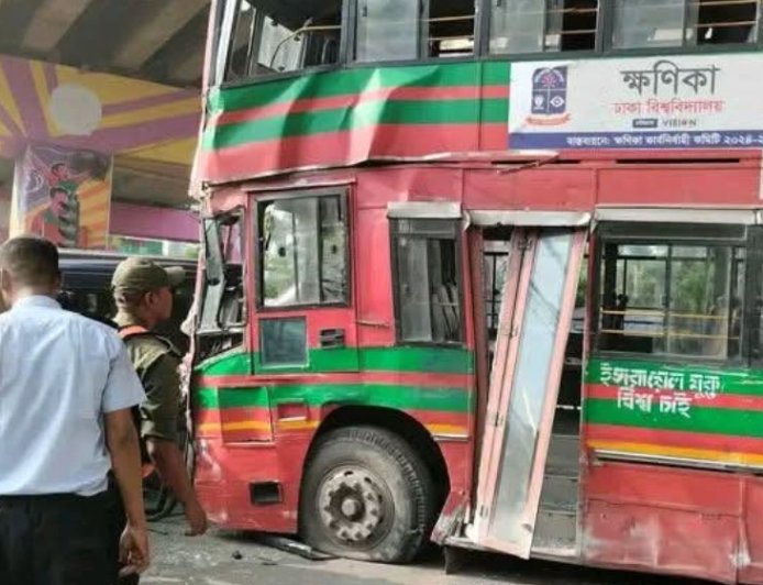 At least 10 people, including the driver, were injured when a Dhaka University bus crashed in Karwan Bazar