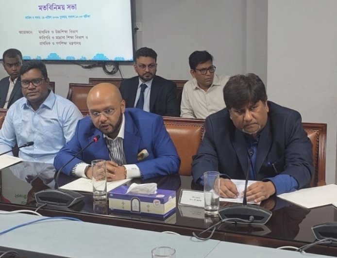 The government has held a meeting with business leaders to introduce a programme providing free uniforms and school bags for students