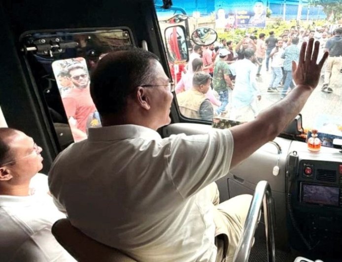 Prime Minister joins roadside rally in Cumilla on way to Chandpur