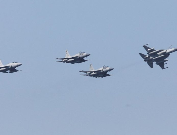 Pakistan deploys 8,000 troops and fighter jet squadron to Saudi Arabia