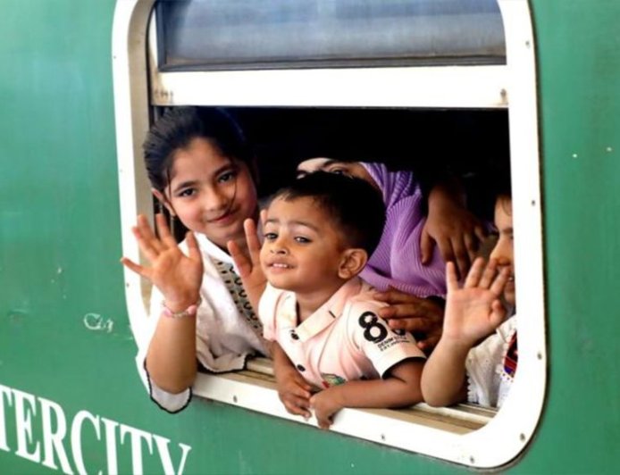 Eid holiday travel begins as people depart Dhaka in festive mood
