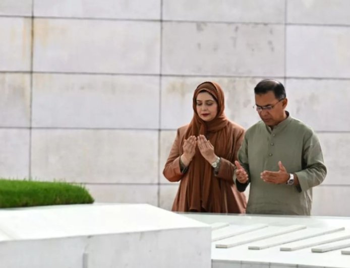 Prime Minister pays tribute at graves of Pilkhana massacre victims