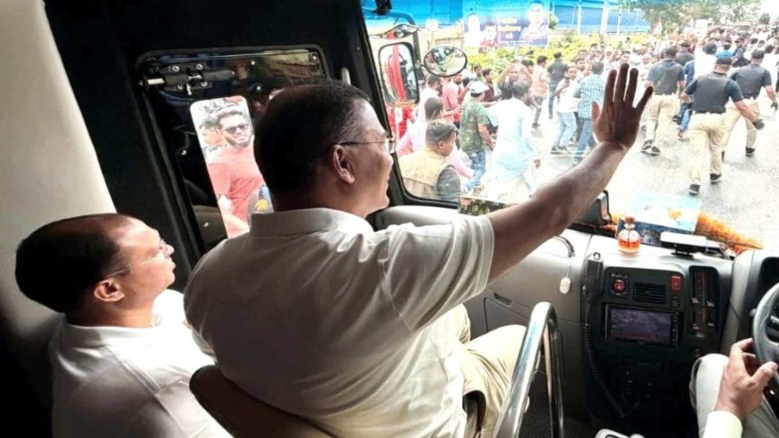 Prime Minister joins roadside rally in Cumilla on way to Chandpur