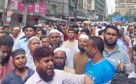 Protesters Demand Resignation of Islami Bank Chairman; Police Disperse Crowd with Batons and Tear Gas