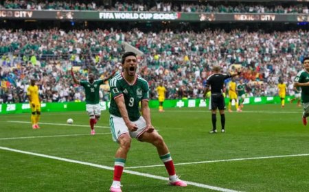 Mexico cruises in opener as South Africa reduced to nine players after two red cards