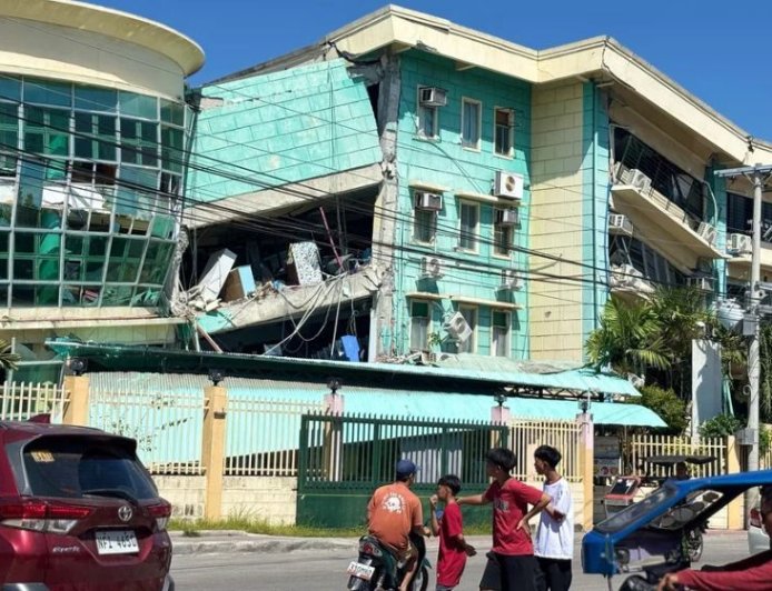 Magnitude 7.8 Earthquake in Philippines Leaves Eight Dead