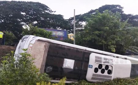 20 Sher-e-Bangla Medical Students Injured as Bus Plunges into Ditch in Cumilla