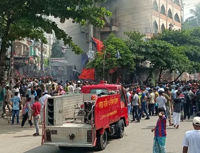 Hawkers Clash with DNCC Officials During Mirpur Eviction Drive