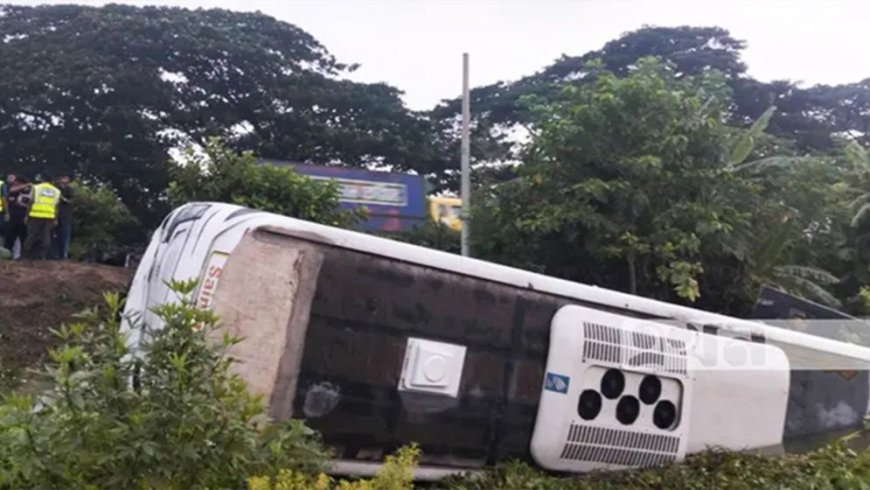 20 Sher-e-Bangla Medical Students Injured as Bus Plunges into Ditch in Cumilla