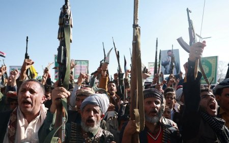 Houthis Attack Yemen Presidential Palace, Killing Two Guards; PM Unharmed